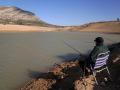 Pescadores intentan pescar en la poca agua que quedan en en el embalse de Guadalteba a causa de la sequía