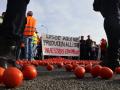 Agricultores arrojan tomates durante una protesta en el puerto de Motril (Granada)