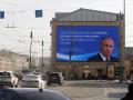 Un enorme cartel digital muestra al presidente ruso y candidato presidencial Vladimir Putin en San Petersburgo, Rusia