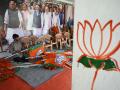 Banderas del Partido Bharatiya Janata (BJP) en una oficina electoral del BJP en Chennai