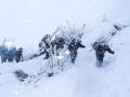 Soldados realizando ejercicios en situaciones extremas de nieve