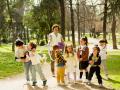 Paseadores de niños se promociona como un servicio de profesionales cualificados que se encargan de sacar a los niños por las zonas verdes de las ciudades