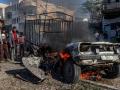 Miembros de la Defensa Civil Palestina apagan un coche en llamas tras el bombardeo israelí en Rafah, en el sur de la Franja de Gaza