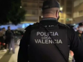 Un agente de la Policía Local de Valencia, patrullando en una noche de las Fallas 2024