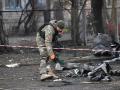 Un soldado ucraniano inspecciona los escombros de un misil ruso derribado en Kiev