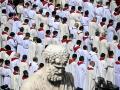 Cardenales y obispos asisten a la Santa Misa del Domingo de Ramos en la Plaza de San Pedro