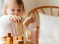 Una niña jugando con bloques de madera