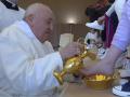 El emocionante momento del Papa Francisco lavando los pies a doce reclusas