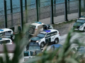 Vehículos de la Guardia Civil vigilan el paso fronterizo de la barriada de Benzu