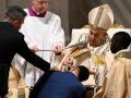 El Papa bautizó a ocho personas durante la Vigilia Pascual