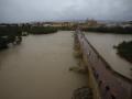 Varias personas pasean por el puente romano, este domingo en Córdoba. Con mal tiempo comenzó y con mal tiempo se despide: la Semana Santa de 2024 ha estado marcada por la lluvia, el viento y la nieve en zonas altas a consecuencia de la borrasca Nelson, que este domingo va suavizando sus efectos, con menos incidencias que en días anteriores