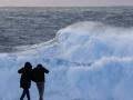Dos turistas observan el oleaje en la costa de Muxía, este pasado miércoles en La  Coruña. Los días festivos de Semana Santa han estado dominados por la borrasca Nelson que va a dejar fuertes rachas de viento, nieve, mal estado de la mar y sobre todo lluvias en casi toda la península