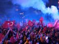 Simpatizantes del CHP festejan en las calles del país el triunfo de la socialdemocracia en las elecciones municipales