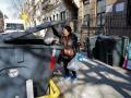 Una mujer tira la basura en un contenedor instalado en Nueva York