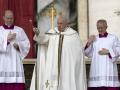 Ciudad del Vaticano (Santa Sede), 31/03/2024.- El Papa Francisco dirige la misa de Pascua en la Plaza de San Pedro, Ciudad del Vaticano