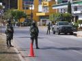 Miembros del Ejército mexicano custodian una calle en Culiacán, estado de Sinaloa, México