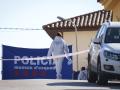 Agentes de los mossos d'esquadra en la vivienda donde se ha hallado el cadáver de un niño y a su madre herida