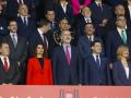 El Rey Felipe VI escucha el himno de España en el palco de autoridades de La Cartuja