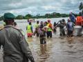Lugareños evacuados de zonas inundadas en Maputo, Mozambique