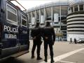 Furgones policiales en el Bernabéu