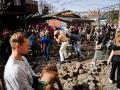 Los residentes del barrio de Christiania desentierran conjuntamente los adoquines de Pusher Street, en Copenhague, Dinamarca