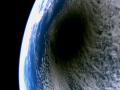 Vista espacial del eclipse total del 8 de abril grabada por un satélite