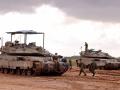 Tanques del Ejército israelí se mueven en un área a lo largo de la frontera con la Franja de Gaza en el sur de Israel