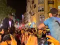 Varios jugadores del Athletic Club celebraron el título de Copa en plena calle con los aficionados