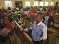 Fieles católicos rezan en la iglesia de San Carlos, en Kano, al norte de Nigeria, que sufrió un atentado terrorista en 2014