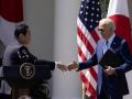 Joe Biden y Fumio Kishida se estrechan las manos tras la rueda de prensa conjunta en la Casa Blanca