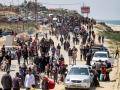 Palestinos desplazados toman la carretera costera de Rashid para regresar a la ciudad de Gaza