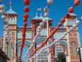 Portada y farolillos de la Feria de Abril de Sevilla