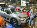 Dos mujeres conversan con un vendedor de coches en Feria Valencia