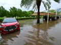 Parking inundado después de unas lluvias torrenciales en Dubái