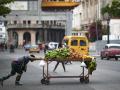 Un vendedor ambulante de verduras empuja su carretilla en La Habana (Cuba)