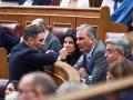 Santiago Abascal conversa con María Ruiz y Javier Ortega Smith en el Congreso