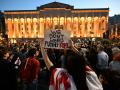 Manifestantes se reúnen frente al Parlamento de Georgia en Tbilisi