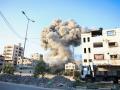 Una columna de humo se eleva tras un bombardeo israelí en Gaza