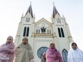 Mujeres musulmanas participan en la celebración del fin de Ramadán, frente a la iglesia del Sagrado Corazón de Jesús en Yakarta