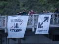 Algunas de las pancartas que los jóvenes de 'Revuelta' colocaron en el Puente de Deusto de Bilbao