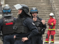 Policías franceses en las inmediaciones de la embajada de Irán en París