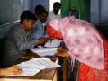 Una mujer se registra para emitir su voto en un colegio electoral durante la primera fase de la votación para las elecciones generales de la India