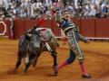 SEVILLA, 21/04/2024.- El diestro David Fandila "El Fandi" durante la suerte de banderillas con el cuarto toro en el último festejo de la Feria de Abril, hoy domingo en la Real Maestranza de Sevilla, con toros de Miura. EFE/Julio Muñoz