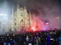 Aficionados al Inter frente al Duomo de Milán