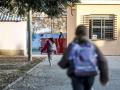 Dos niñas entran en el colegio público CEIP Antonio Machado de Valencia