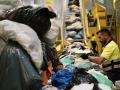 Un trabajador en la línea de clasificación textil de la planta Koopera de Valencia