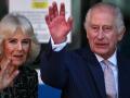 El Rey Carlos III de Gran Bretaña y la Reina Camilla de Gran Bretaña saludan cuando llegan para visitar el Centro Oncológico Macmillan del University College Hospital.