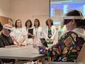 Dos pacientes prueban la aplicación de realidad virtual durante la presentación de la misma.
Dos pacientes prueban la aplicación de realidad virtual durante la presentación de la misma