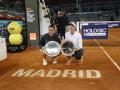 Cristina Bucsa y Sara Sorribes Tormo posan con el título de campeonas en Madrid
