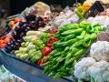 Puesto de alimentos en un mercado de Sevilla